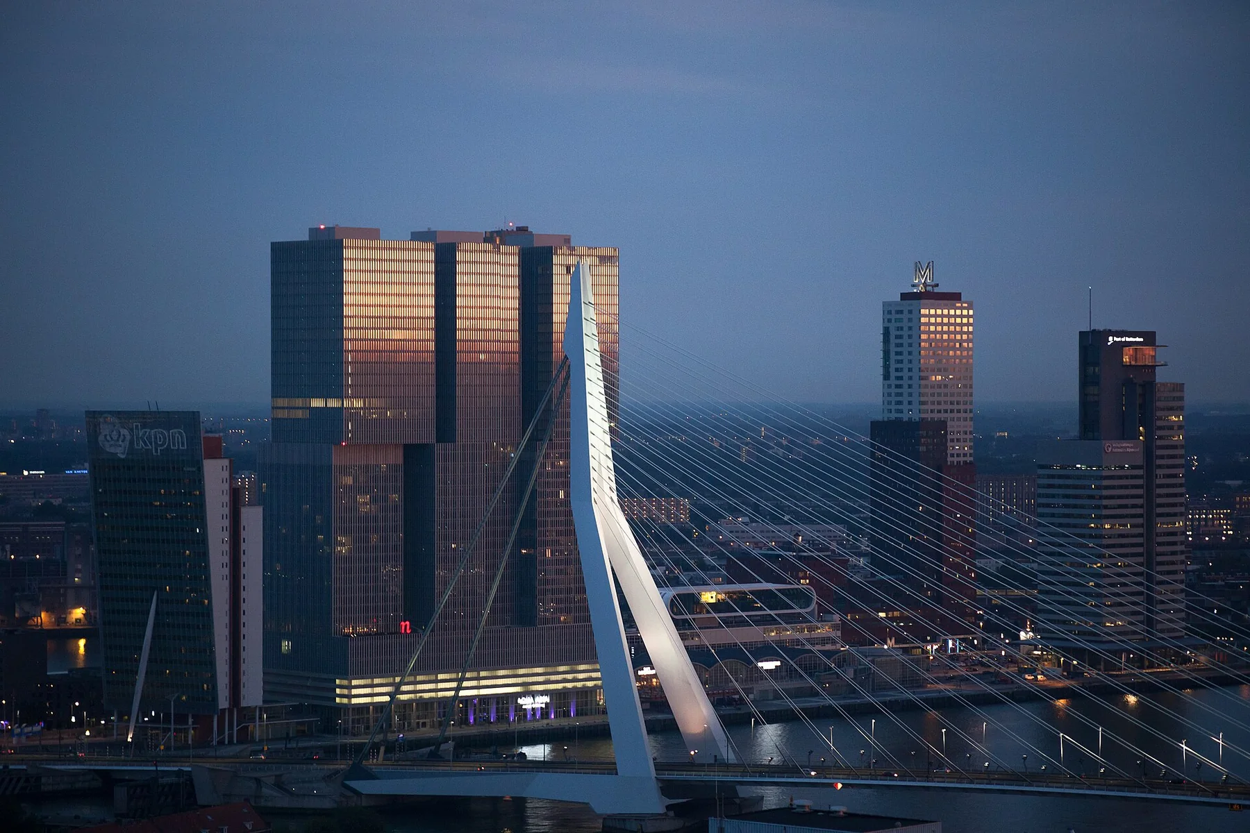 Erasmusbrug en skyline van Rotterdam bij zonsondergang