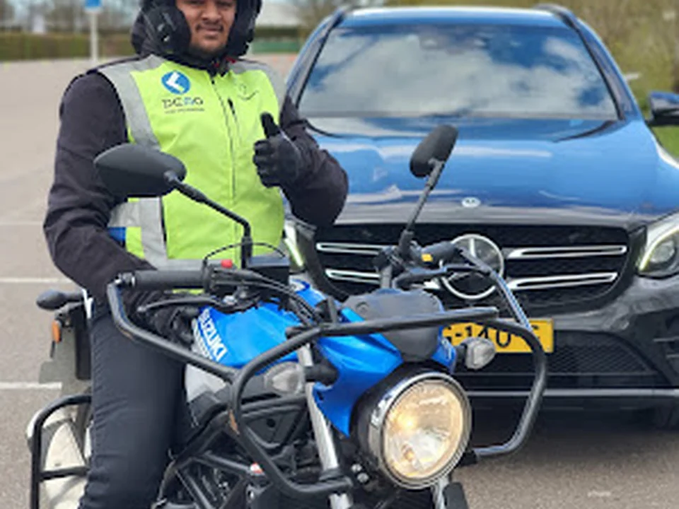 Rijschool Rotterdam ✅ Demo Opleidingen | Auto, Motor & Scooter 💯