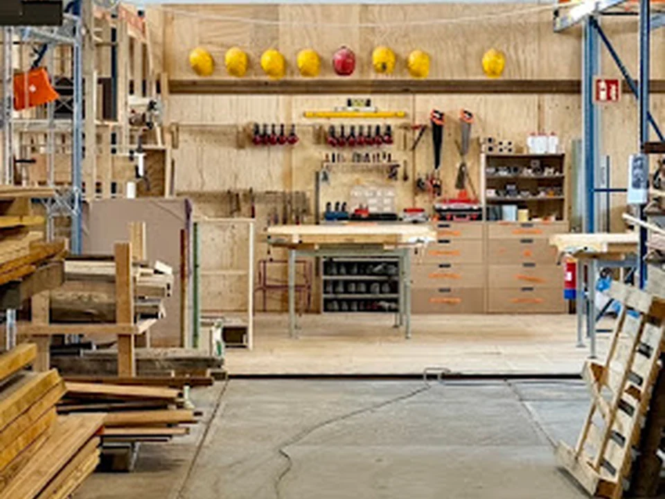 Buurman Rotterdam | circulaire bouwmarkt + educatieve houtwerkplaats